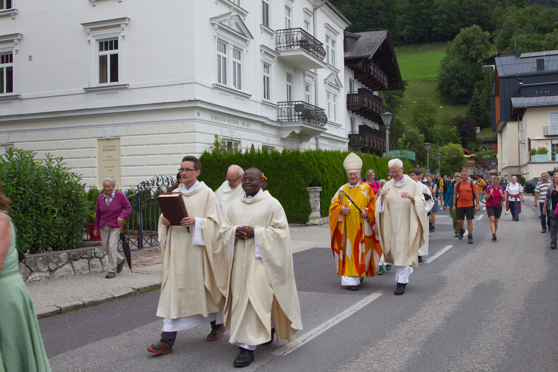 Festlicher Einzug zum Pilgergottesdienst an der Seepromenade in St. Wolfgang.