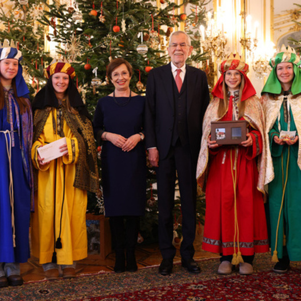 Ludwig Schedl Gruppenfoto: Sternsingerinnen aus Walding in der Hofburg