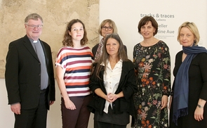 V. l.: Bischof Manfred Scheuer, Künstlerin Iris Christine Aue, Künstlerin Irma Kapeller, dahinter Mag.a Anneliese Geyer (Land OÖ), Ausstellungskuratorin Dr.in Martina Gelsinger (Obfrau DKV) und Rektorin Mag.a Brigitte Hütter, MSc.