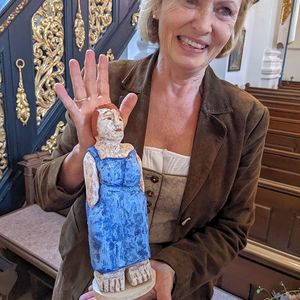 Eine Skulptur von Annerose Riedl